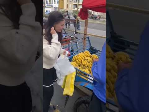 🇷🇺 Rusa se gana la vida vendiendo frutas 🍌en las calles de Lima Perú 🇵🇪 #travel #turismo #viajes