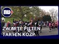 Zwarte Pieten zwaaien uitdagend naar Kick Out Zwarte Piet-demonstranten in Nijmegen | NU.nl