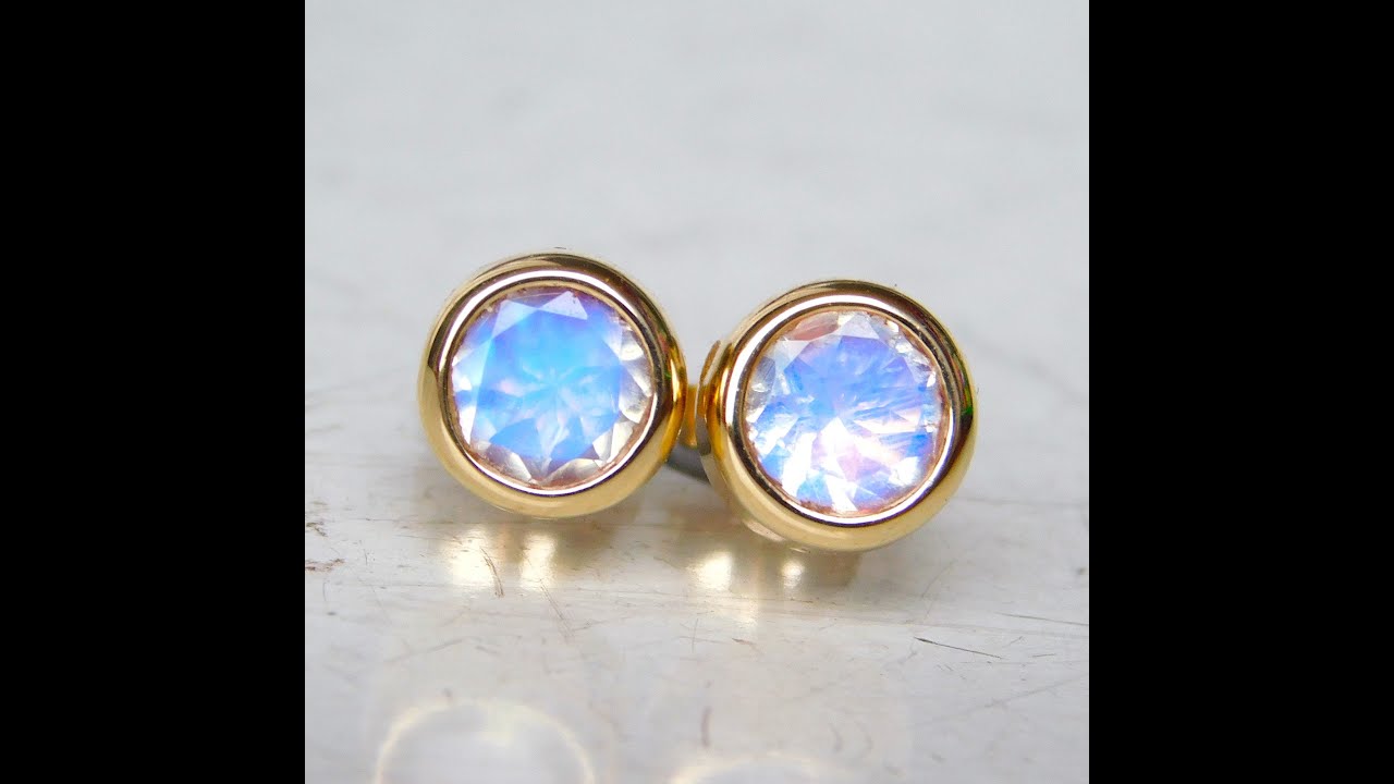 Złote sztyfty - Kolczyki złote z kamieniami księżycowymi.