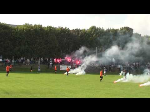 Bakljada kiboli Wiary Lecha pod koniec meczu