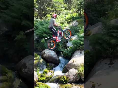 Trials biker effortlessly bounces across rocks! 😮🤯  -  🎥 tonibou