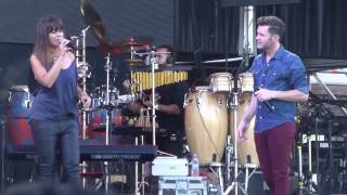 &#39;Casi te rozo&#39;   Vanesa Martín y AXEL ~ Valladolid Latino 2015 27062015