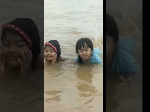 kami sedang berjalan jalan ke pantai 😉😉😉❤️❤️