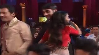 Download lagu Ekspresi HELLY SHAH di Acara AWARD mp3