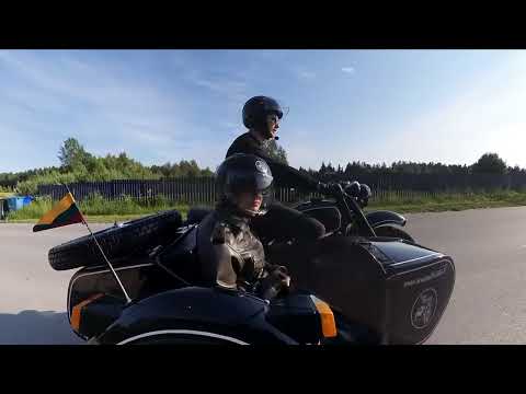 Pasivažinėjimas senovinio motociklo lopšyje sostinėje