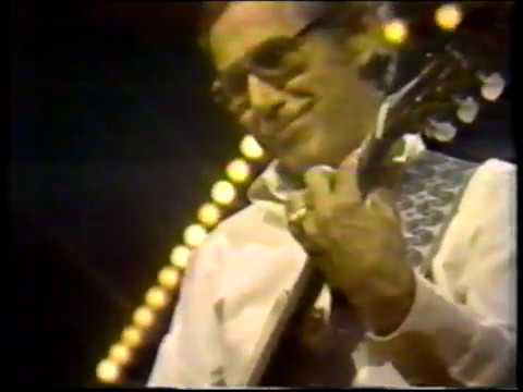 Chet Atkins and Paul Yandell - Somebody's Knockin'