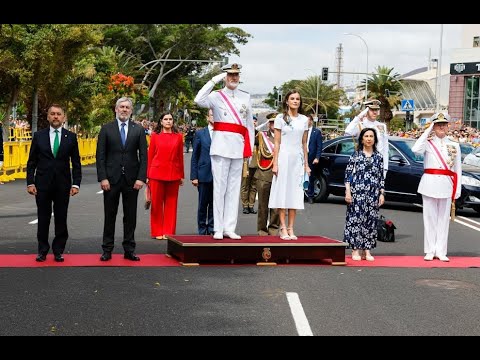 Santa Cruz de Tenerife se pinta de rojigualda para recibir a Su Majestad Felipe VI
