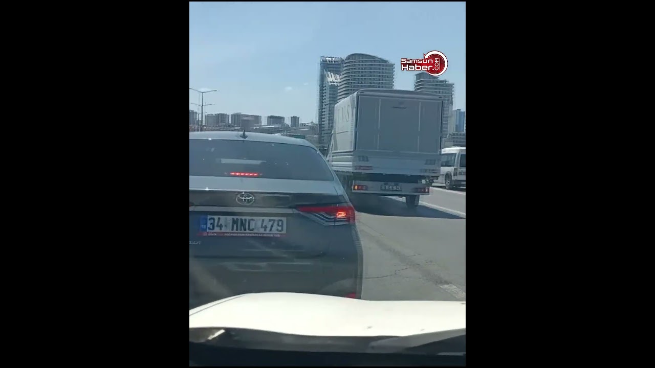 Paralar yola saçıldı, herkes toplamak için birbiriyle yarıştı