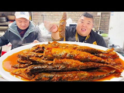 Monkey Brother stewed a large pot of Spanish mackerel, deep-frying it and then stewing it.