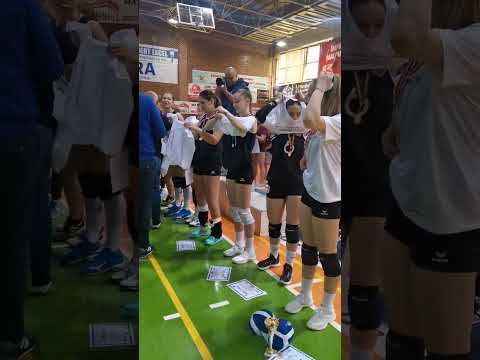Voleibalistele de la LPS Focșani primind titlul de campioane naționale la ONSȘ volei feminin liceu
