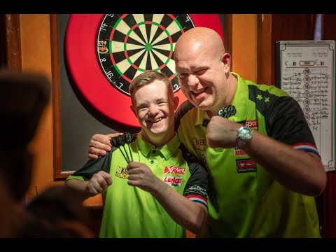 MICHAEL VAN GERWEN plays darts with best DOWNSYDROME darter Sjors Kwinten