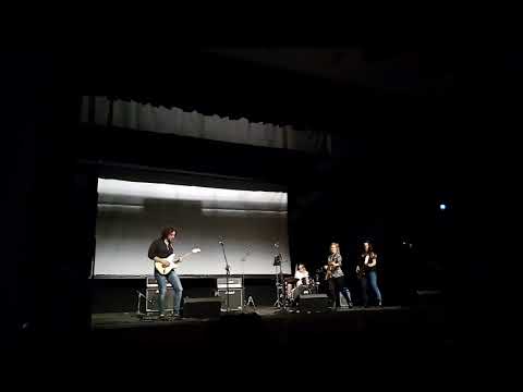 Eliana Cargnelutti plays Jimi Hendrix