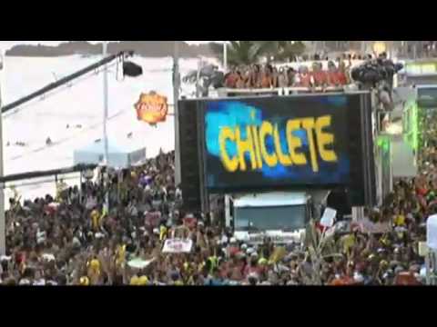 YouTube - Chiclete no Carnaval 2011 - Bloco Camaleão Domingo - PERFUME DO LUAR.flv