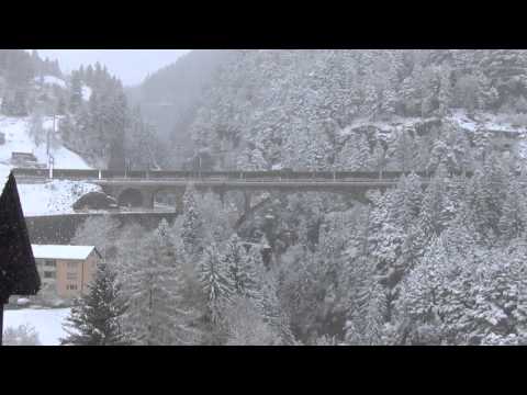 DOPPIA TRAZIONE DI DB 185 TRANSITA CON MERCI SUL PONTE A WASSEN.(CH) 25 - 4 - 2016