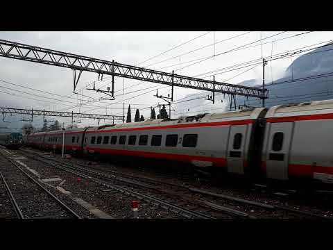 UN ETR.600 FS. INCROCIA UNA E.405 CON CARRI MERCI A PERI (VR) 17 - 3 - 2018