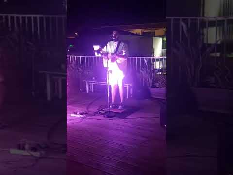 Alexis Vitello avec le groupe l’Isulani