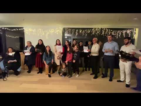 Ascultaţi cu toţii când vă colindăm