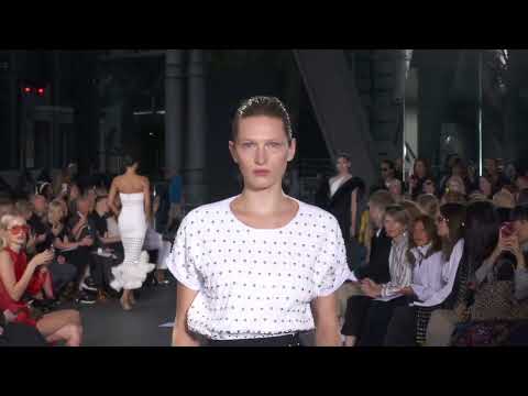 3 Models TRIP and lose their shoes during David Koma Spring/Summer 2020 (London Fashion Week)