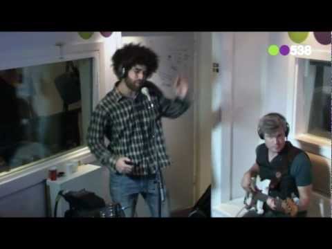 Rilan en The Bombardiers - Starships (live bij Evers Staat Op)