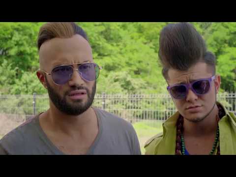 Trupul lui Moș Crăciun îi pune în mare dificultate pe Roby Roberto și gașca sa de prieteni