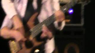 tommy emmanuel- playin' drum bass and an amazing keyboard sol :) ROMA 2011