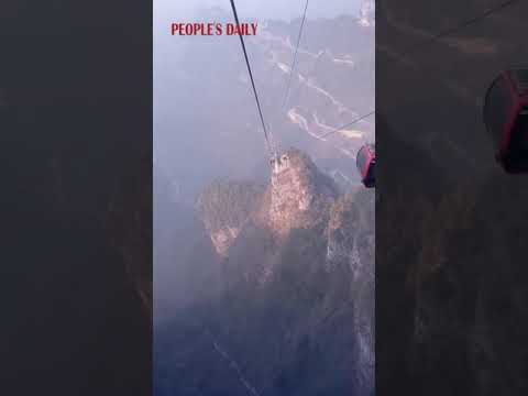 Vistas deslumbrantes do teleférico da montanha Tianmen em Zhangjiajie, Hunan, na China