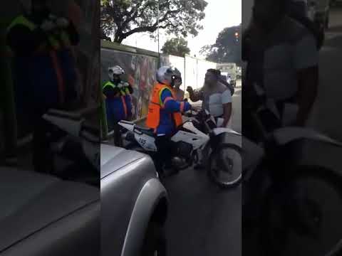 Video: Le pegó una piña al inspector de tránsito que le secuestró el auto a su hijo