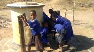 preview picture of video 'Children in Malawi using an Elephant Pump'