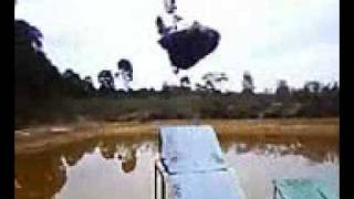 preview picture of video 'FMX Dam Jumping'