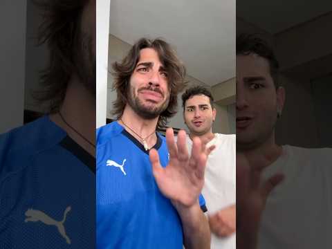 Er schneidet die Pizza SO AGGRESSIV