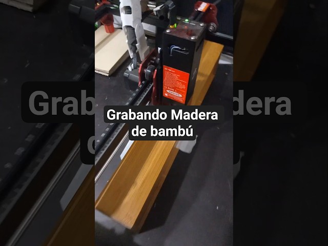 Vídeo relacionado con Insignia magnética personalizada de madera de bambú grabada