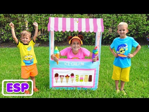 Nikita y Vlad juegan la tienda de helado con mamá