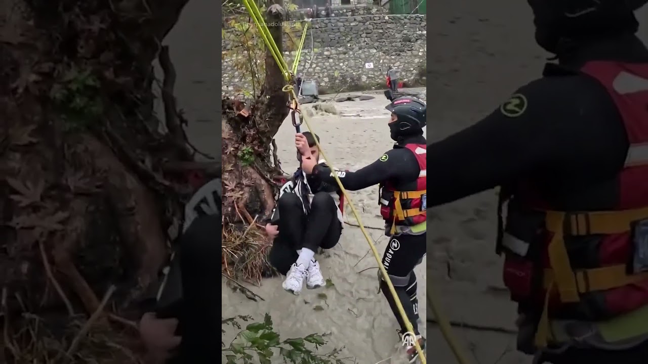 Τουρκία: Καρέ-καρέ η δραματική διάσωση γυναικών και παιδιών από τις πλημμύρες στη Σαπάντζα