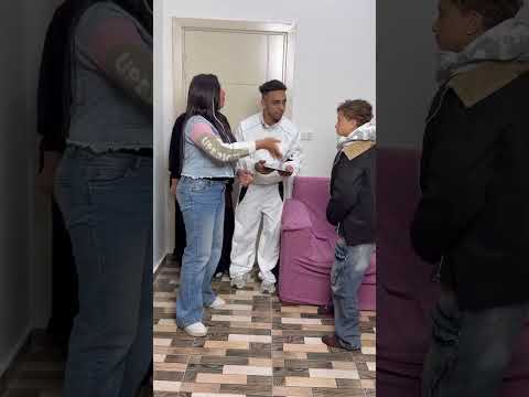 مرات الاب تلفت الهاتف😱