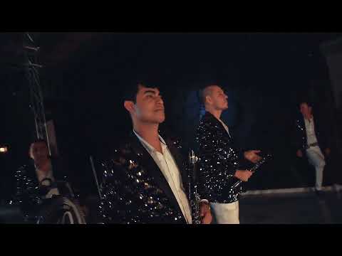 BANDA LOS POPULARES DEL LLANO FT. AMANTIA VEGA  -  DEBAJO DE LOS LAURELES