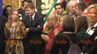 Pannella, i monaci buddisti intonano un canto di preghiera per il leader radicale