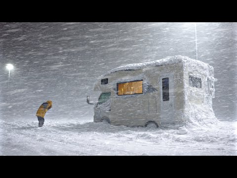 Terrifying 30 Minutes! Night Driving Swallowed by Whiteout Under Blizzard Warning