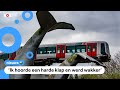 Metro rijdt door stopblok en hangt hoog in de lucht