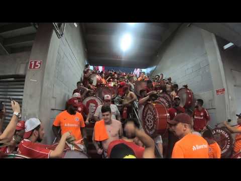 "Caixão pintado de vermelho e branco" Barra: Guarda Popular &bull; Club: Internacional