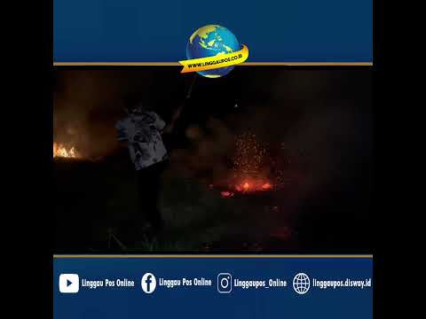 Petugas Polsek Muara Lakitan Memadamkan Api Kebakaran Lahan