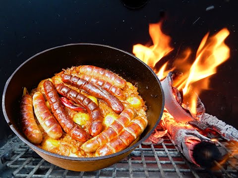 Bier, Bratwurst und Sauerkraut Topf. Mal Deutsches Gericht aus dem Dutch Oven. Kazan, One Pot