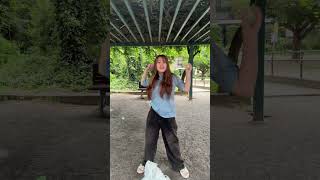 カメラの方向に水風船を投げて、ひんやり夏の涼をお届け　Throwing Water Balloons Toward the Camera for a Cool Summer Splash