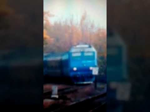 GM 65-0989-7 intrând în gara Oradea cu P3645 și cu mecanic de treabă. (18.10.2011).