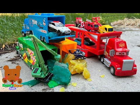 Car Carrier Looks for Diecast Cars in Colorful Jellies! 【Kuma's Bear Kids】