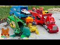 Car Carrier Looks for Diecast Cars in Colorful Jellies! 【Kuma's Bear Kids】