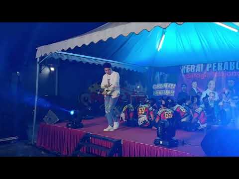 Irfan Mutiara Biru Naik Angin Joget Nyanyi Lagu Demo Aku Saye Di Pembukaan Kedai Perabut Bahagia