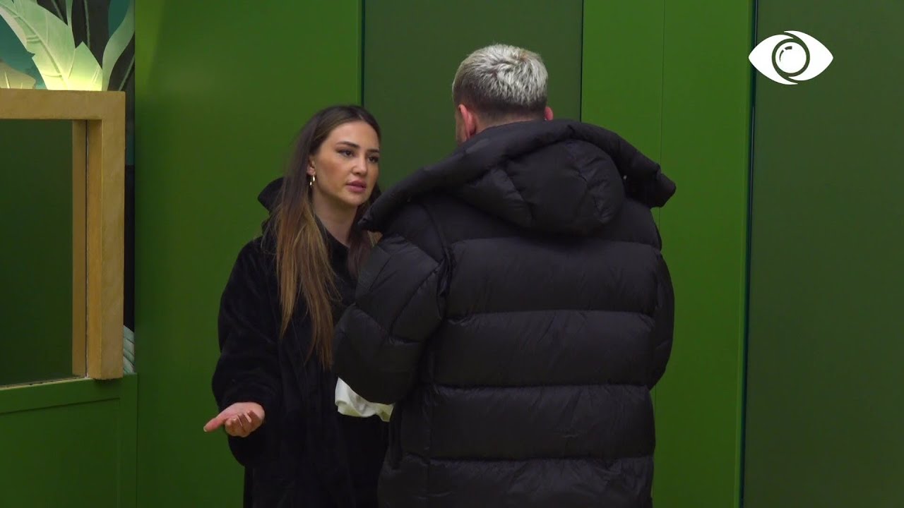 Luizi ndjek Kiarën për tu sqaruar, ajo mbyllet në banjo