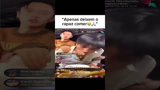 Deixem ele comer😭