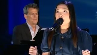 Elle chante une célèbre chanson de Céline Dion