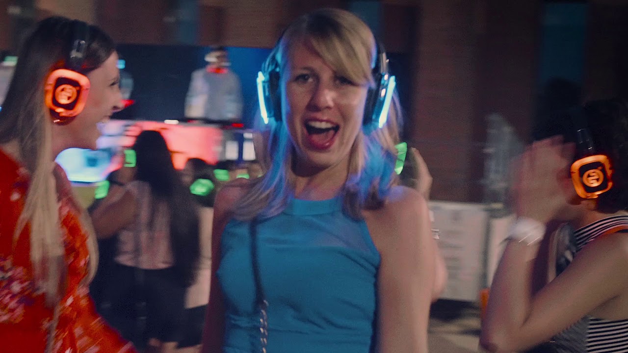 Guarda come si balla al Silent Party con cuffie wireless — tocca per riprodurre